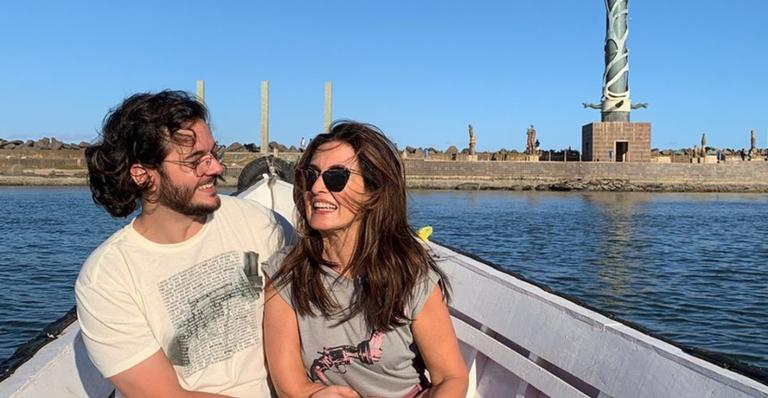 Fátima Bernardes beija namorado, Túlio Gadêlha, no mar: ”Sem medo de ser feliz”
