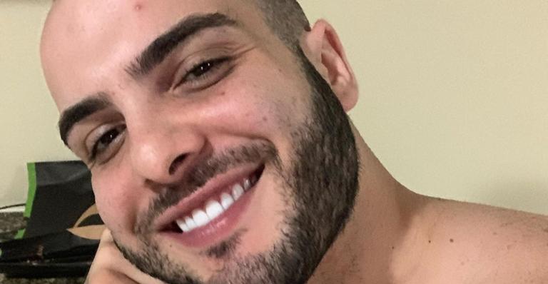 Ex-BBB Mahmoud Baydoun compartilha clique polêmico em momento íntimo com dois homens