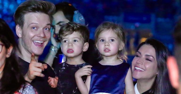 Fofura! Michel Teló curte show de Sandy e Júnior com Thais Fersoza e filhos