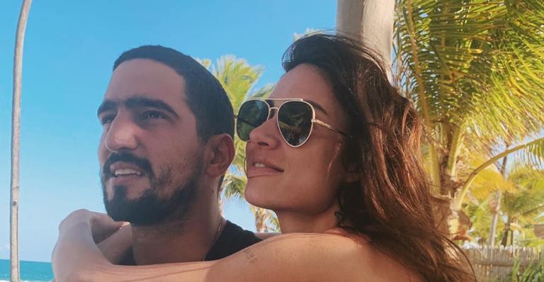 Renato Góes flagra esposa Thaila Ayala de topless em local paradisíaco