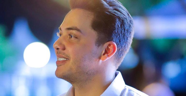 Wesley Safadão compartilha cliques na praia com família: ”Sendo Feliz”