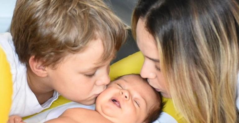Carol Dantas encanta a web com beijinho entre os filhos Davi Lucca e Valentin