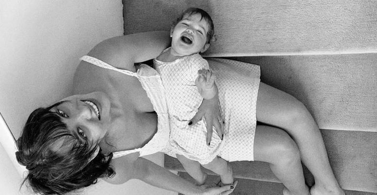 Fofa! Filha de Débora Nascimento e José Loreto completa um ano e meio e fãs se derretem