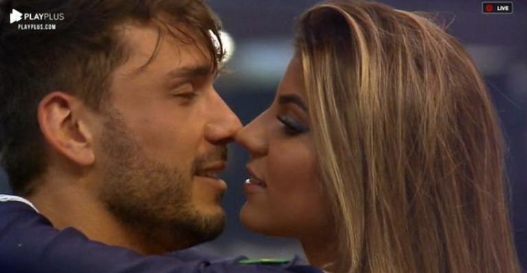 Uau! Fã faz tatuagem especial para Lucas Viana e Hariany Almeida com data do primeiro beijo do casal