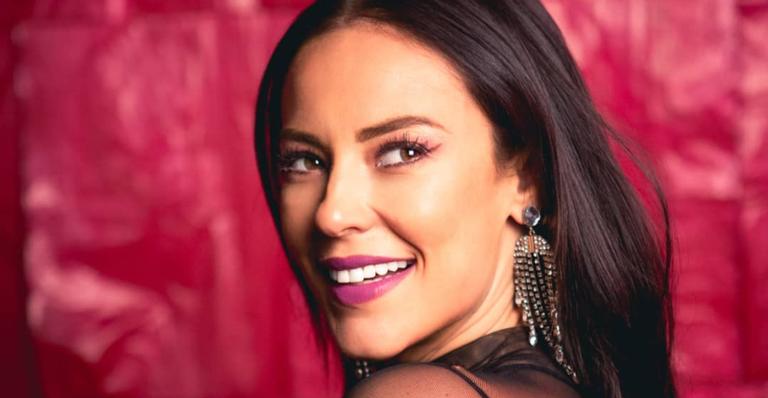 Na pele de Vivi Guedes, Paolla Oliveira arranca suspiros com clique em pose ousada
