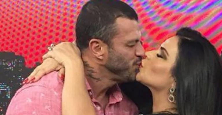 Solange Gomes e Kléber Bambam se reencontram, dão selinho e ele a bloqueia logo em seguida