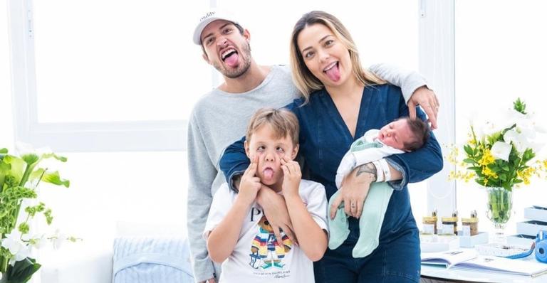 Vinicius Martinez, esposo de Carol Dantas, lança livro sobre paternidade: ”Sobre ser pai”
