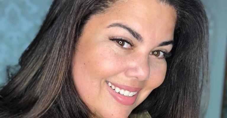 Cheia de charme! Fabiana Karla surge de maiô decotadíssimo e arranca suspiros da web: ”Linda que dói”