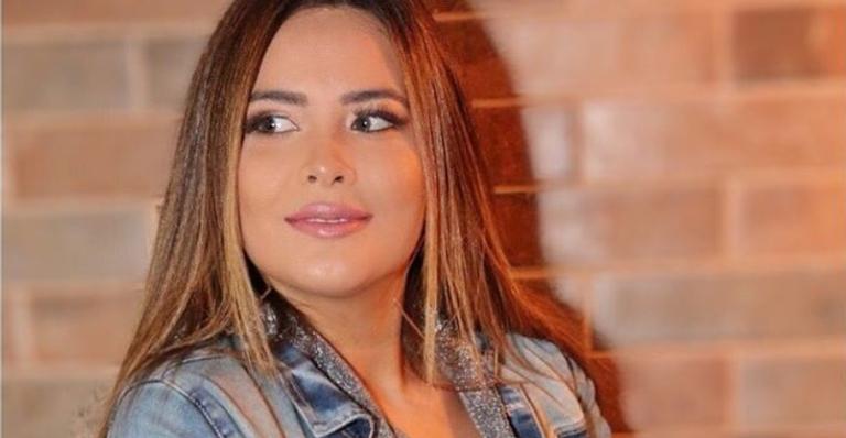 Geisy Arruda apimenta rede social com clique toda amarrada