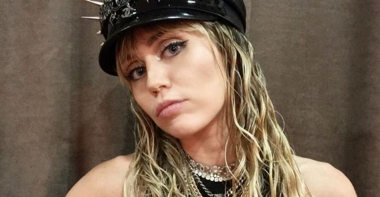 Miley Cyrus testa os limites e se joga na ‘mão boba’ na foto com o novo namorado