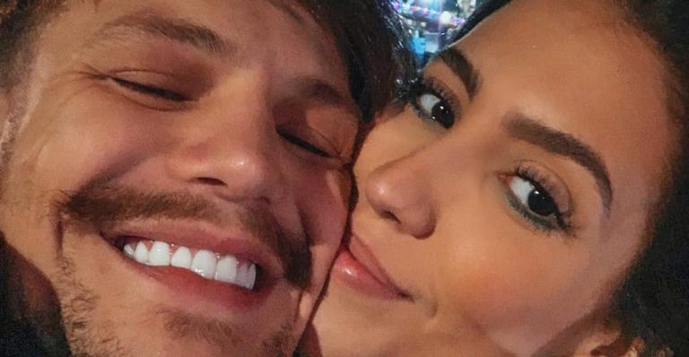 Fase boa! Saulo Poncio surge secando o cabelo de Gabi Brandt e influencer se derrete: ”Concentração”