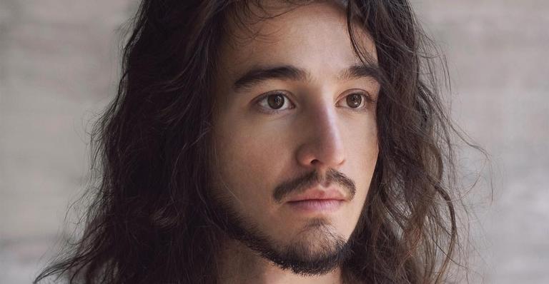 Tiago Iorc impressiona ao tocar violão sem camisa