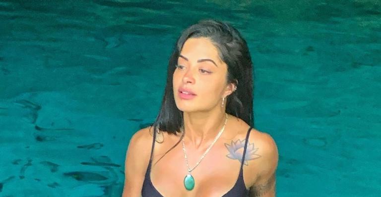 Aline Riscado ousa em look e impressiona com clique apimentado