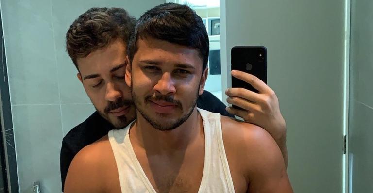 Após polêmica com Lucas Bebezão, Carlinhos Maia tasca beijão no marido em público pela primeira vez