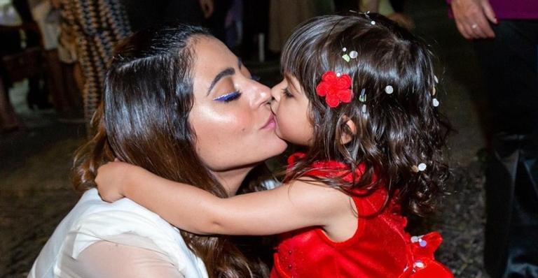 Carol Castro relembra viagem com a filha e encanta seguidores com a fofura da pequena