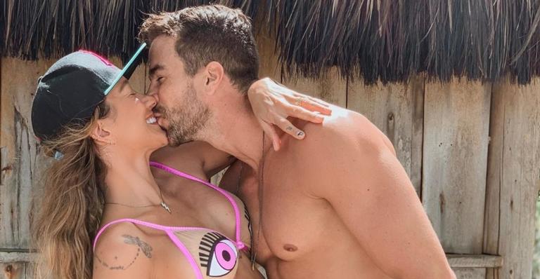 Pegação! Gabriela Pugliesi aparece em clima quente com o marido e mão boba chama a atenção