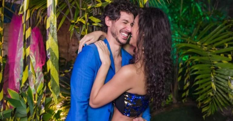 Feliz da vida! Débora Nascimento surge com namorado novo pela primeira vez em público