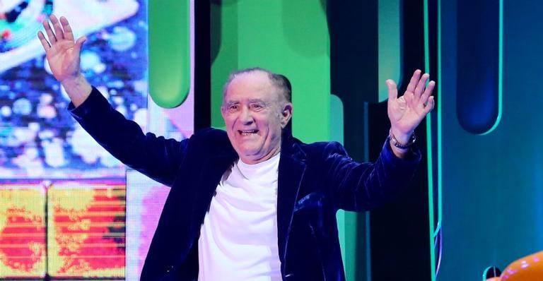 Renato Aragão, o eterno Didi, leva prêmio de melhor ‘estilo’ do ano em premiação ‘teen’ e dança em cima do palco