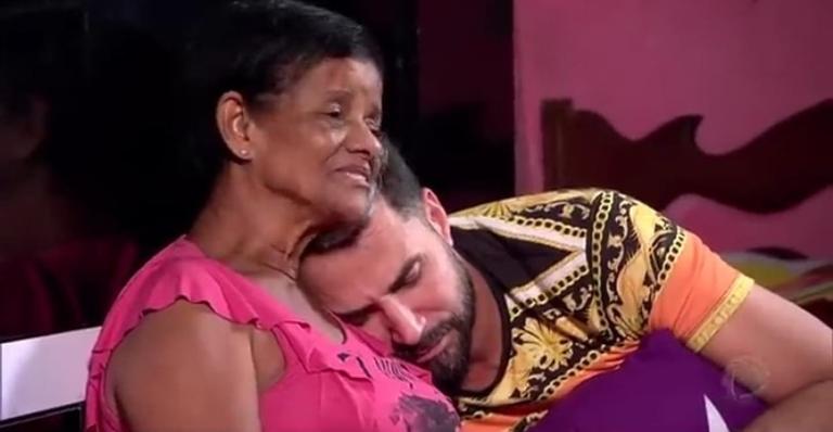 Dias depois de gravar programa, Tia de Latino morre e ele lamenta: ”Foi só para se despedir de mim”