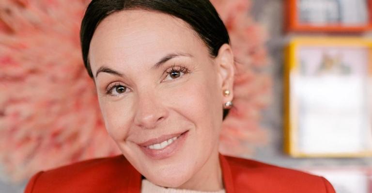 Sextou! Carolina Ferraz comemora a chegada da sexta-feira e avisa: ”Intencionada a tomar um bom vinho”