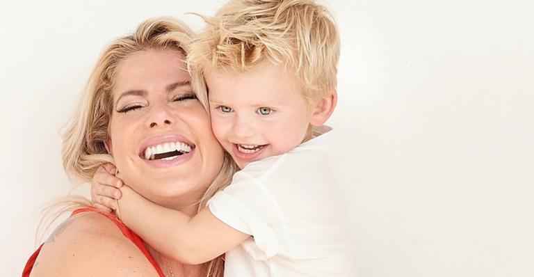 Irmãozinho na área? Karina Bacchi posta vídeo de Enrico brincando com “bebê Bacchi”