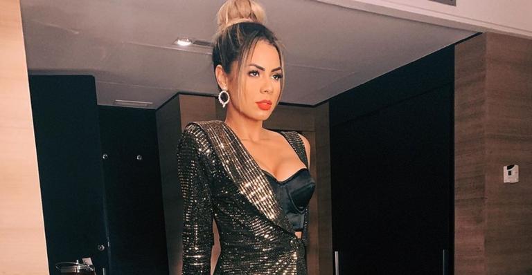 Lexa escolhe modelito ousado e capricha no rebolado para divulgar sua nova música