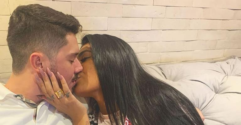 Pocah recebe declaração de amor do namorado, ex de Anitta: ”Te amo”