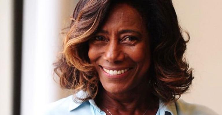 Glória Maria responde fã e anuncia que continuará viagens pelo Globo Repórter: “Logo estarei na estrada de novo!”