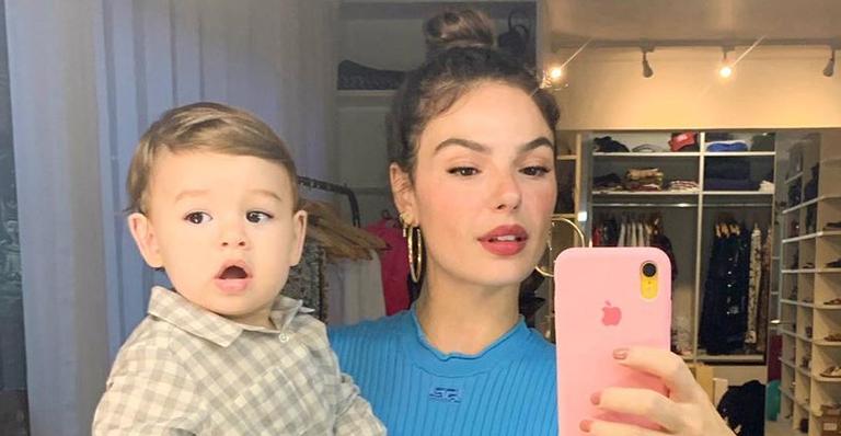 Com apenas 11 meses de vida, filho de Isis Valverde pratica ioga com a mãe e encanta web