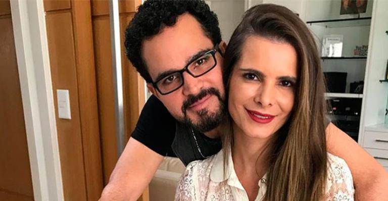 Luciano Camargo dá beijão apaixonado na esposa, Flávia Fonseca, em camarim de show