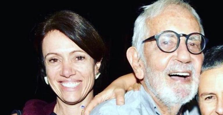 Bel Kutner exibe foto rara de Paulo José, portador de Mal de Parkinson, recebendo ajuda de cineasta