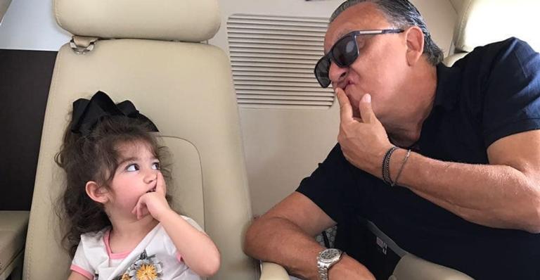 Galvão Bueno exibe clique fofíssimo ao lado da neta: “Vovão te ama muito”