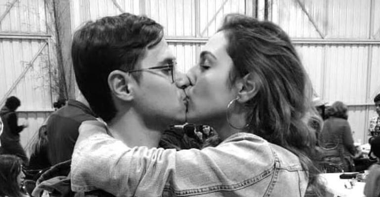 Saudade! Namorada de Rafael Miguel faz tatuagem com foto do ator para homenageá-lo