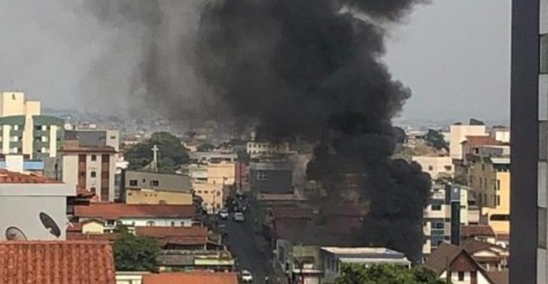 Avião de pequeno parte cai em cima de carros em bairro residencial de Belo Horizonte
