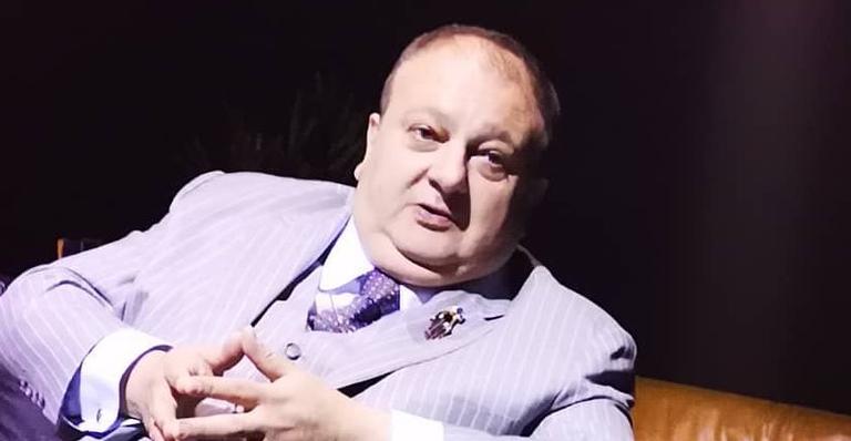 Chef Erick Jacquin faz cirurgia para varizes e mostra resultado na web: ”Todo bonitão”