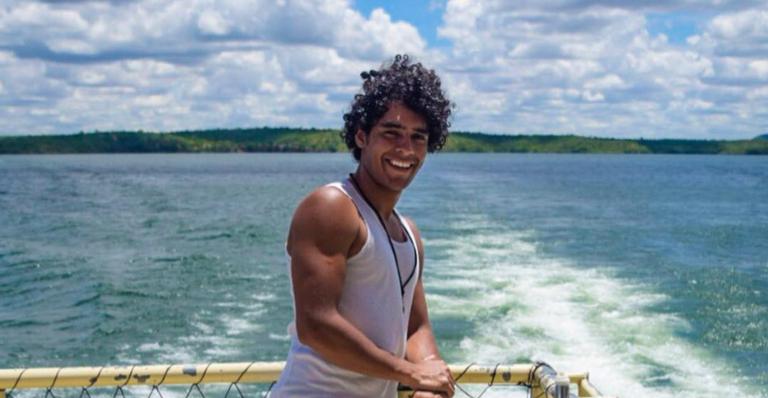 Ator de ‘Bom Sucesso’ comemora cinco anos de relacionamento com o namorado: ”Do nada”