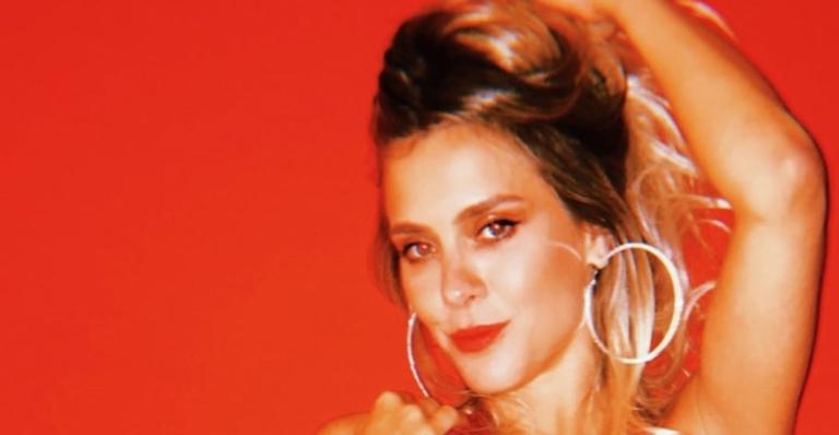 Sexy! Carolina Dieckmann surge deslumbrante em clique ousado e arranca suspiros da web