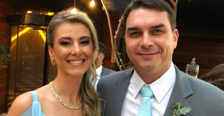 Flávio Bolsonaro surge em clique romântico raríssimo com a esposa faz declaração emocionante