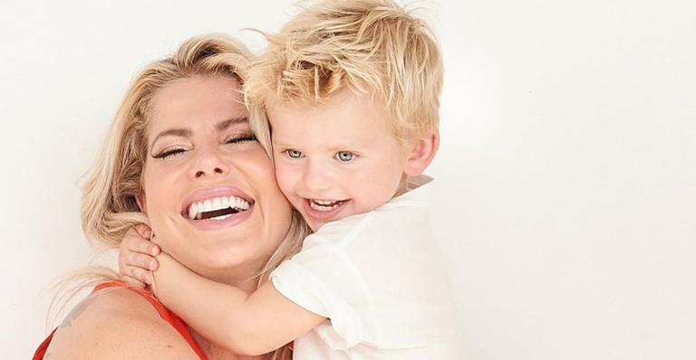 Explosão no fofurômetro! Enrico Bacchi, filho de Karina Bacchi, arrasa com look social e deixa web encantada