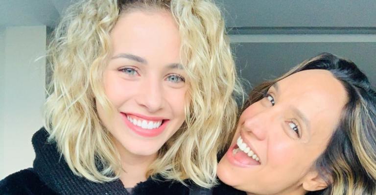 Laryssa Ayres e Maria Maya estão morando juntas e a família ganha um novo integrante
