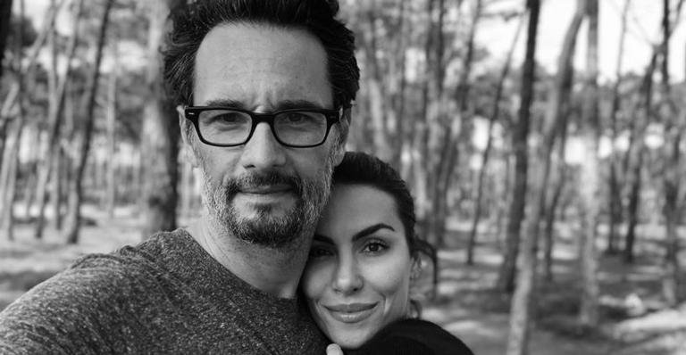 Discreta, esposa de Rodrigo Santoro, Mel Fronckowiak, posa provocante e arranca elogio do marido