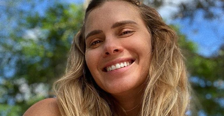 Carolina Dieckmann ostenta curvas perfeitas e mostra roupa de banho favorita
