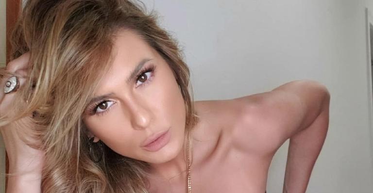 Com decote generoso, Lívia Andrade surge apalpando os seios e leva web à loucura: ”Eita!”