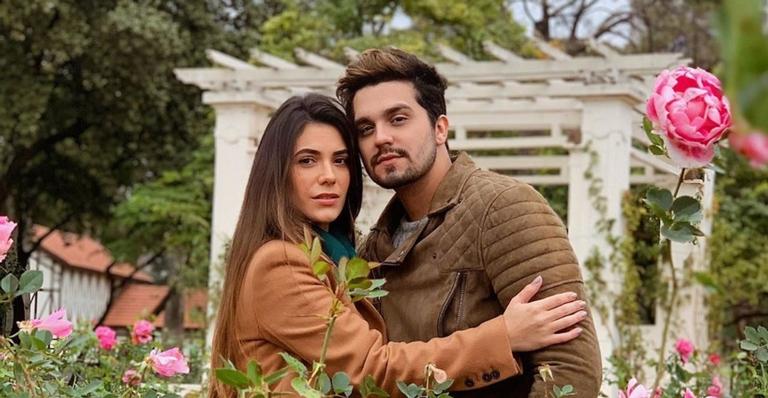 Luan Santana batiza afilhada ao lado da noiva Jade Magalhães