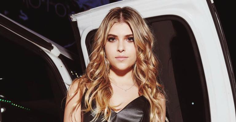 Filha de Andréa Nóbrega e Carlos Alberto de Nóbrega mostra corpo sarado em rede social