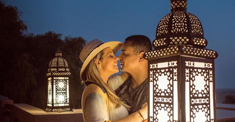 Carla Perez e Xanddy exibem sessão de fotos no deserto durante férias românticas em Dubai