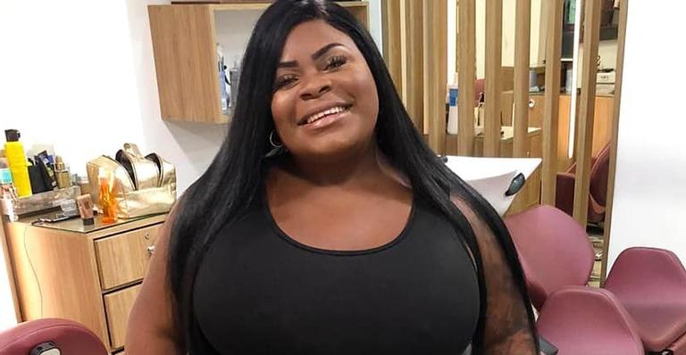 Na piscina em Miami, Jojo Todynho usa biquíni cavadíssimo e toma champagne