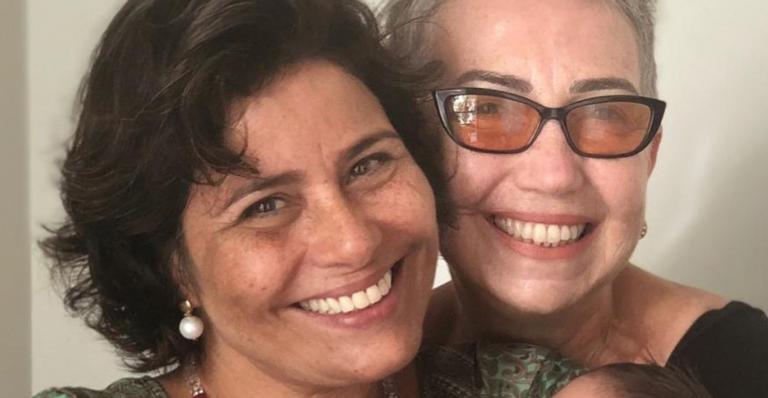 Filha de Tatá Werneck aparece em colo de avós e foto faz sucesso nas redes sociais: ”Felicidade cósmica”