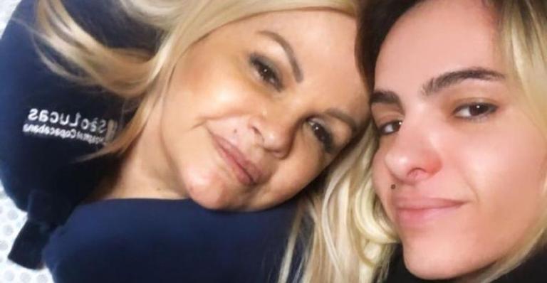 Monique Evans é operada e passa a noite com a namorada em hospital: ”Suíte maravilhosa”