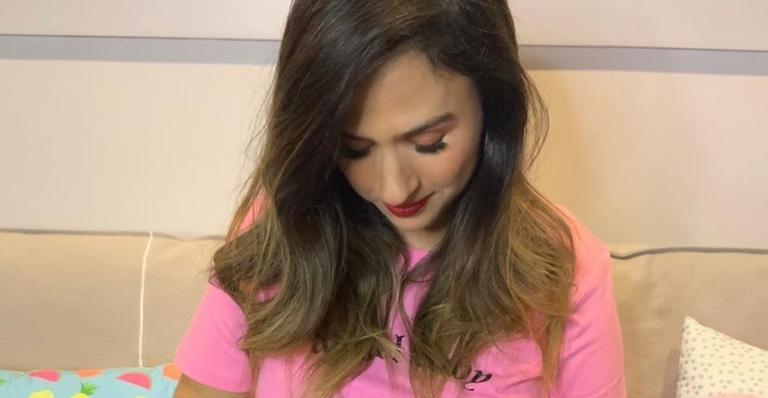 Tata Werneck exibe vídeo descontraído de filha recém-nascida e brinca com internautas